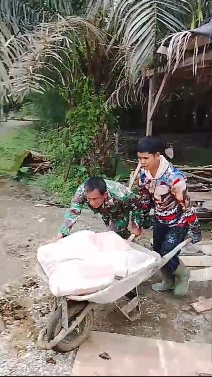 Dekat dengan Rakyat, Babinsa Koramil 09/Samatiga Serda Zulkifli Membantu Warga Desa Ujung Nga Membangun Rumah
