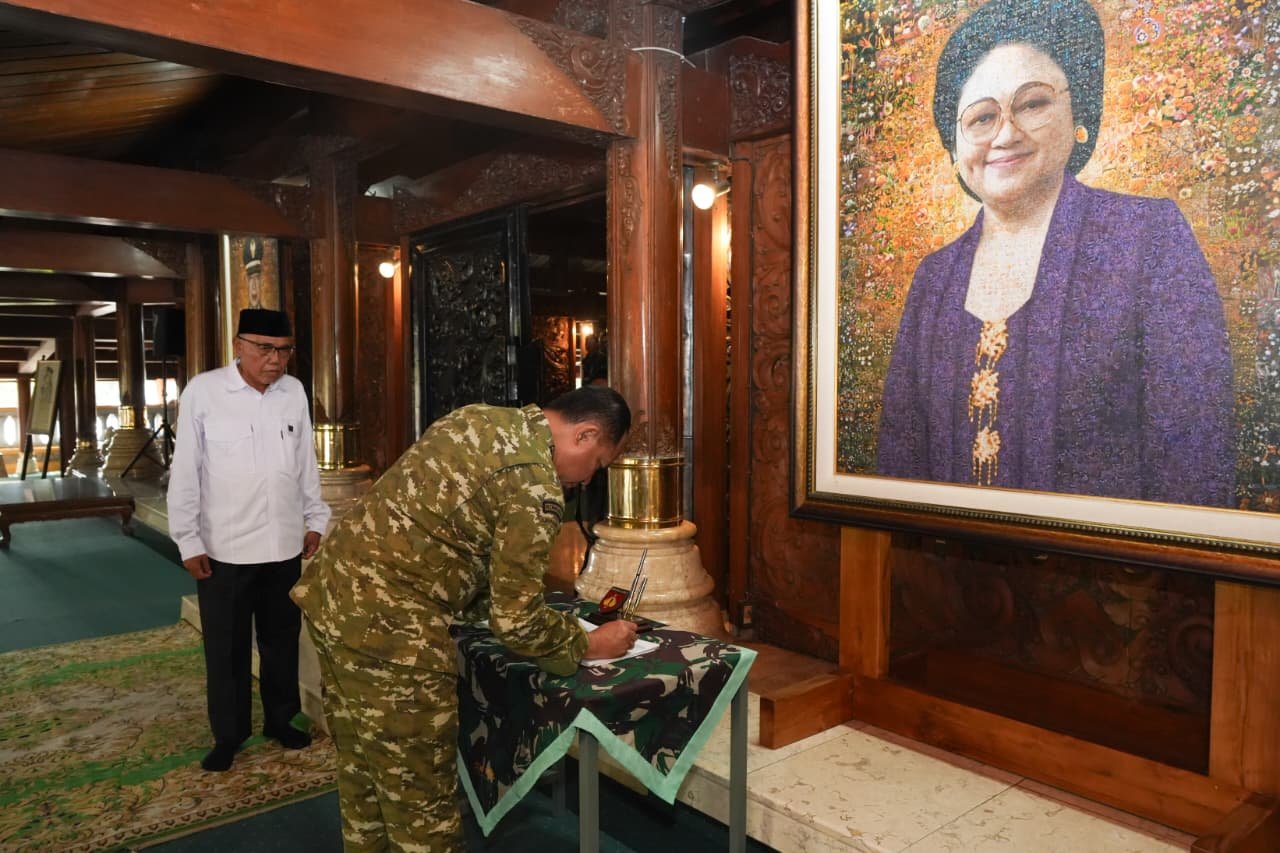 Pangdam IV/Diponegoro Dampingi Panglima TNI Ziarah ke Makam Jenderal Besar TNI (Purn) Soeharto di Giri Bangun.
