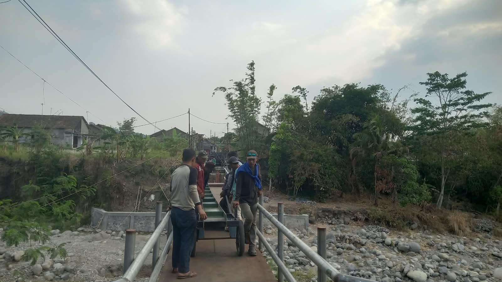 Gotong Royong, Babinsa dan Warga Pasang Balok Jembatan Beton Garuda Purwodadi