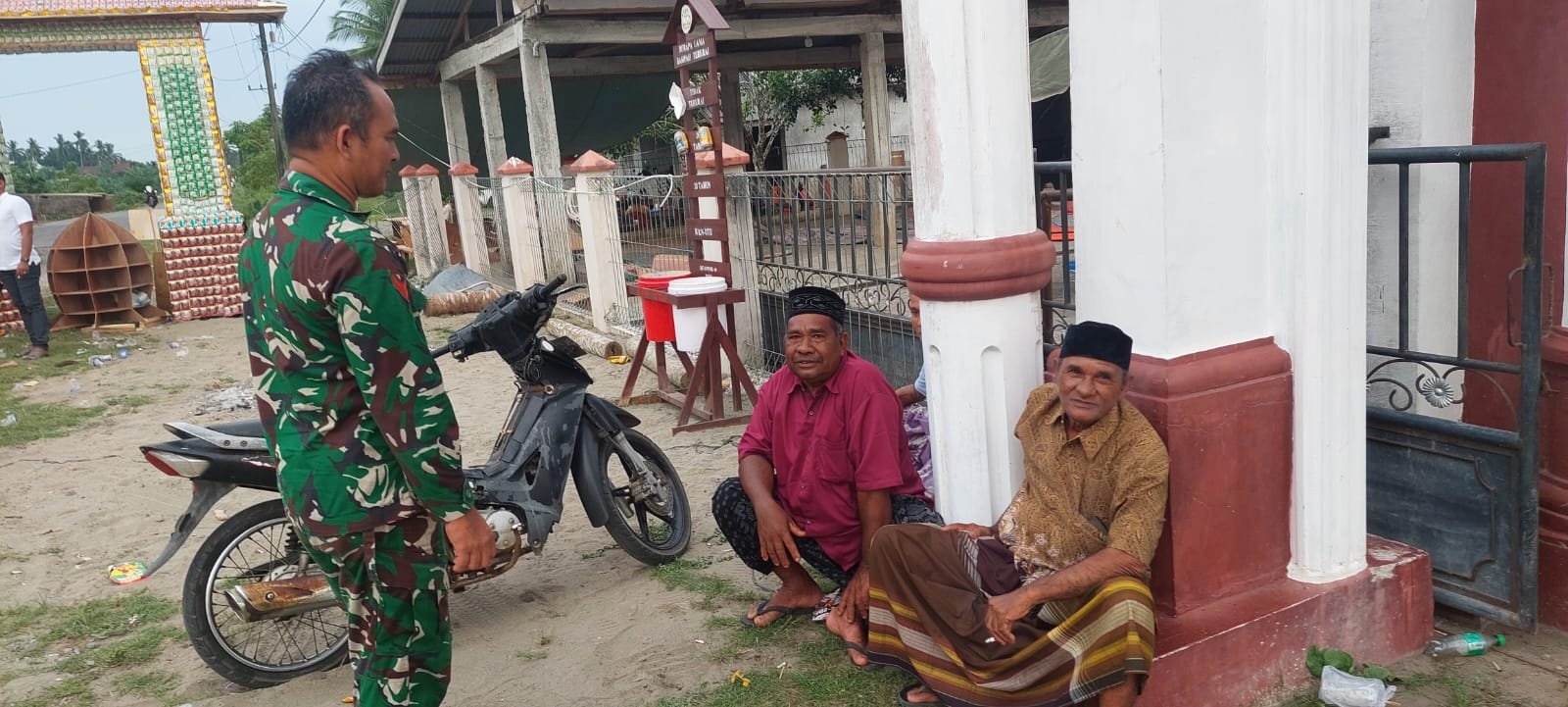 Kedekatan Sertu Iwan dengan Warga Desa Binaan, Wujud Kemanunggalan TNI dan Rakyat