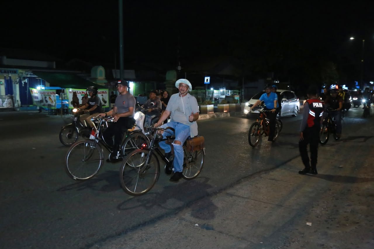 Dekat dan Humanis, Kapolda NTB Giatkan Siskamling Sambil Bersepeda Malam