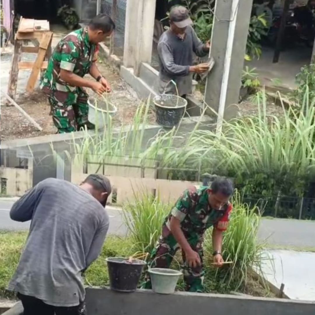 Babinsa Koramil 09/Samatiga Bantu Warga Bangun Pagar Beton Rumah di Desa Pinem