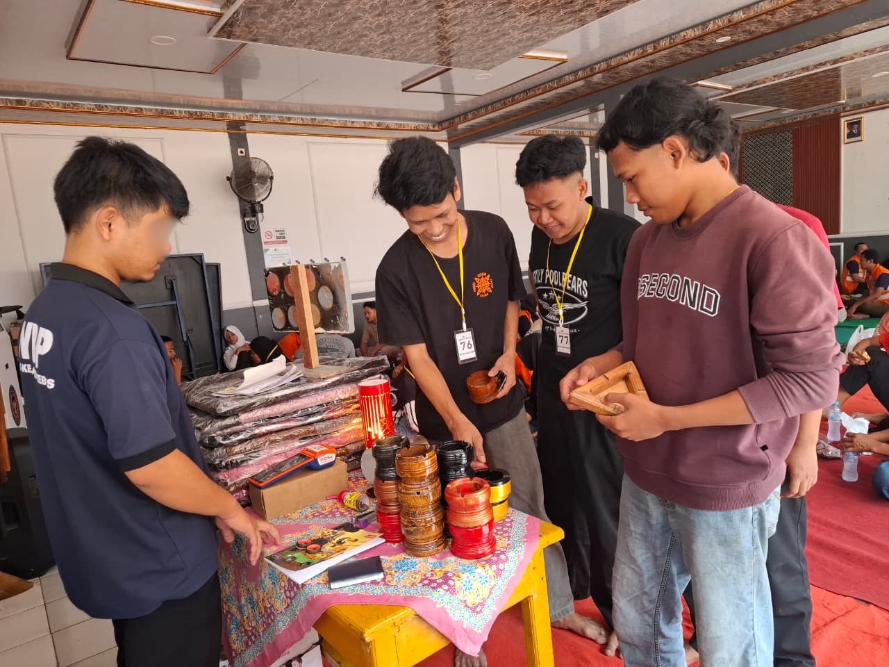 Karya Warga Binaan Lapas Brebes Menyapa Pengunjung, Dari Gantungan Kunci hingga Lampu Hias